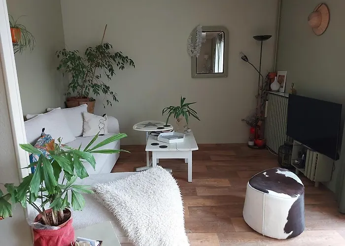 Dans Un écrin De Verdure *