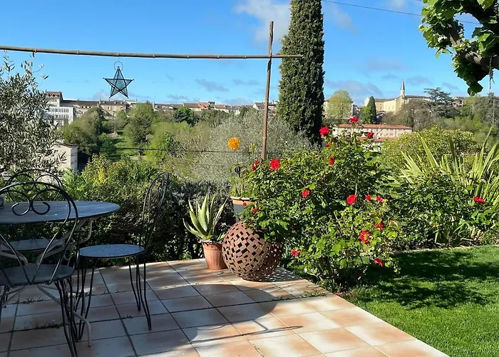 Dans Un écrin De Verdure *