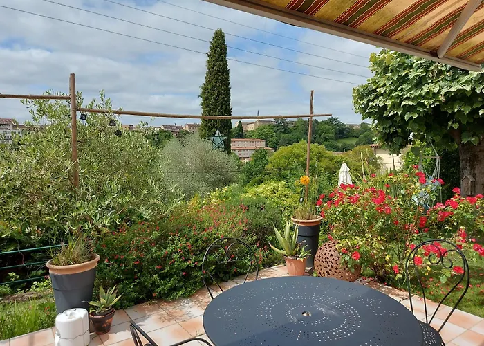 Dans Un écrin De Verdure *