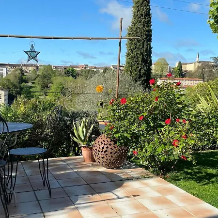 Dans Un Ecrin De Verdure *