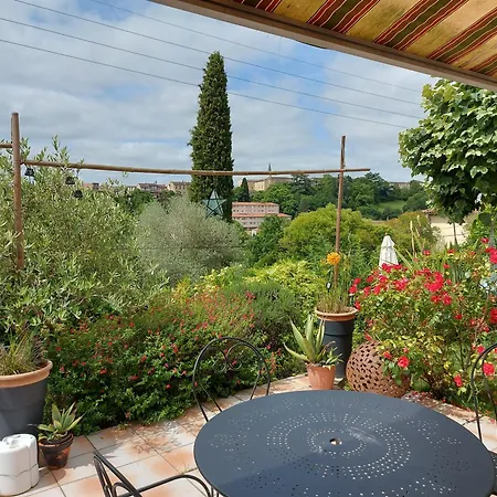 Dans Un Ecrin De Verdure *